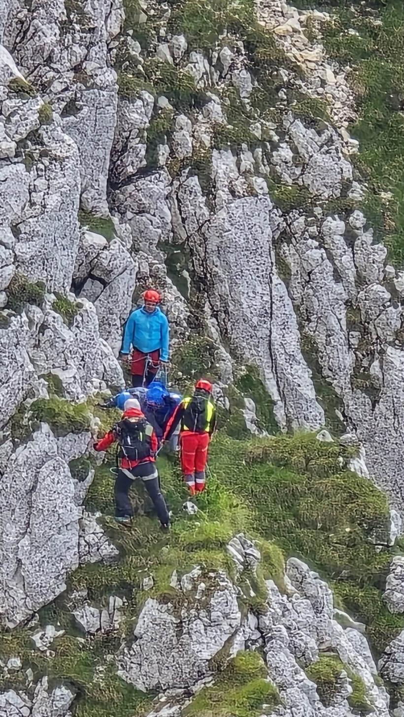 Fără hamuri, fără coardă, fără minte: Patru turiști au vrut să scurteze traseul pe Piatra Craiului și au ajuns atârnați pe un perete de stâncă 19019898