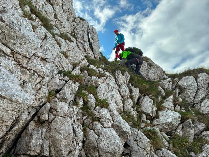 Fără hamuri, fără coardă, fără minte: Patru turiști au vrut să scurteze traseul pe Piatra Craiului și au ajuns atârnați pe un perete de stâncă 19019899