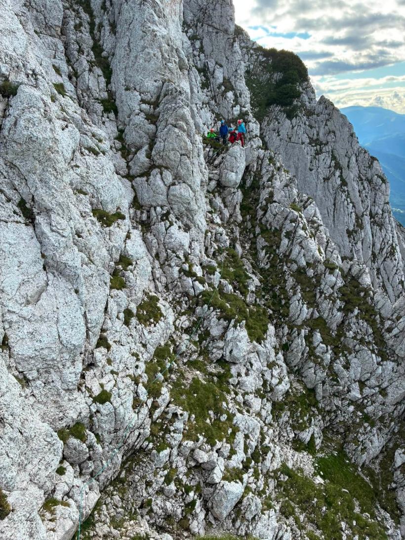 Fără hamuri, fără coardă, fără minte: Patru turiști au vrut să scurteze traseul pe Piatra Craiului și au ajuns atârnați pe un perete de stâncă 19019900