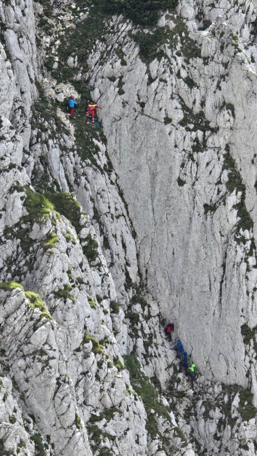 Fără hamuri, fără coardă, fără minte: Patru turiști au vrut să scurteze traseul pe Piatra Craiului și au ajuns atârnați pe un perete de stâncă 19019901