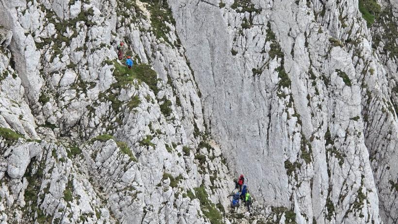 Fără hamuri, fără coardă, fără minte: Patru turiști au vrut să scurteze traseul pe Piatra Craiului și au ajuns atârnați pe un perete de stâncă 19019903