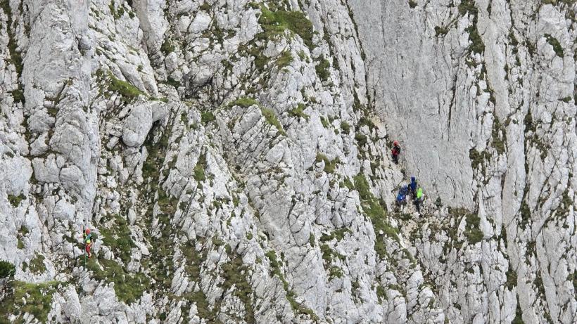 Fără hamuri, fără coardă, fără minte: Patru turiști au vrut să scurteze traseul pe Piatra Craiului și au ajuns atârnați pe un perete de stâncă 19019904