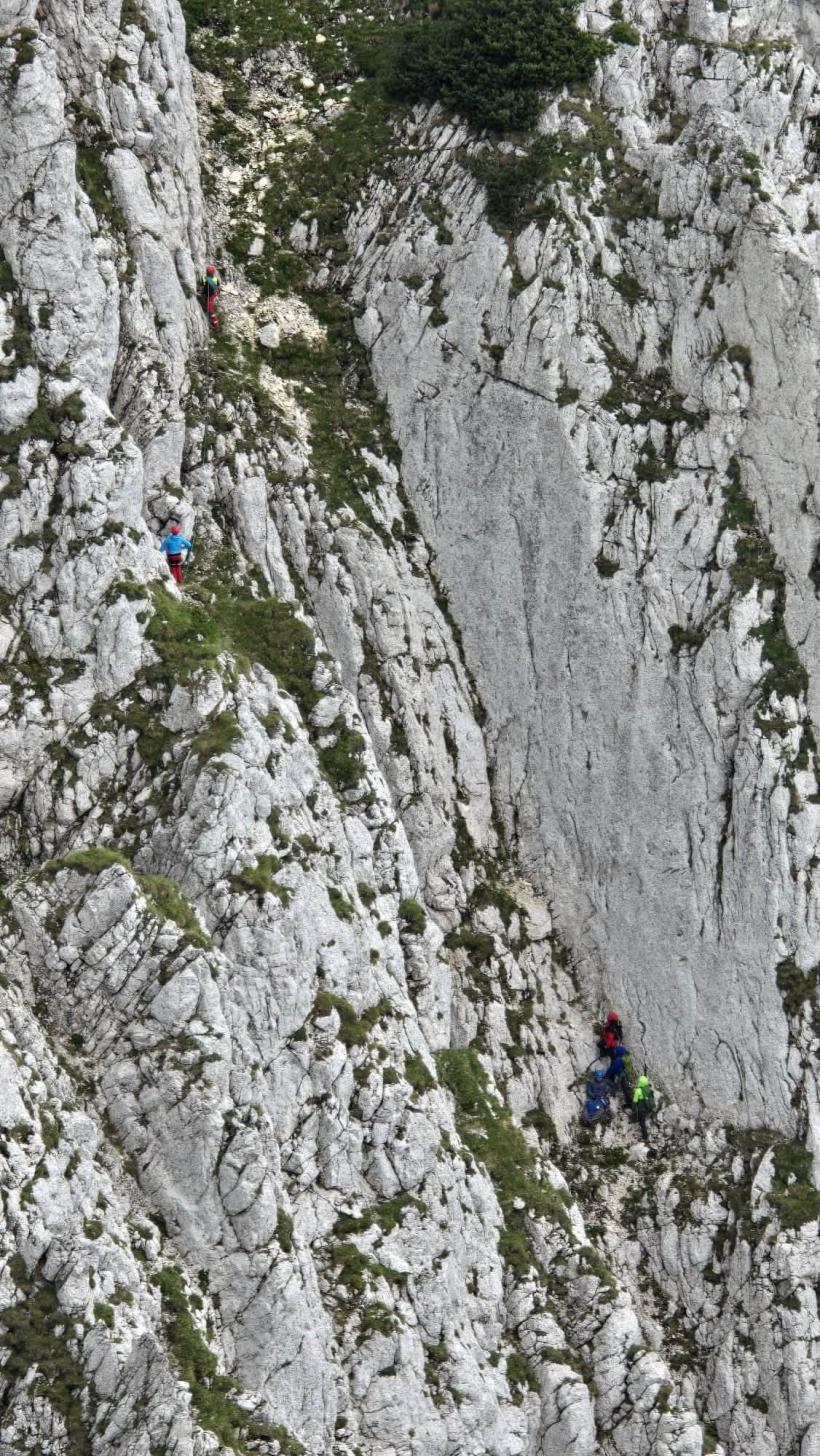 Fără hamuri, fără coardă, fără minte: Patru turiști au vrut să scurteze traseul pe Piatra Craiului și au ajuns atârnați pe un perete de stâncă 19019905