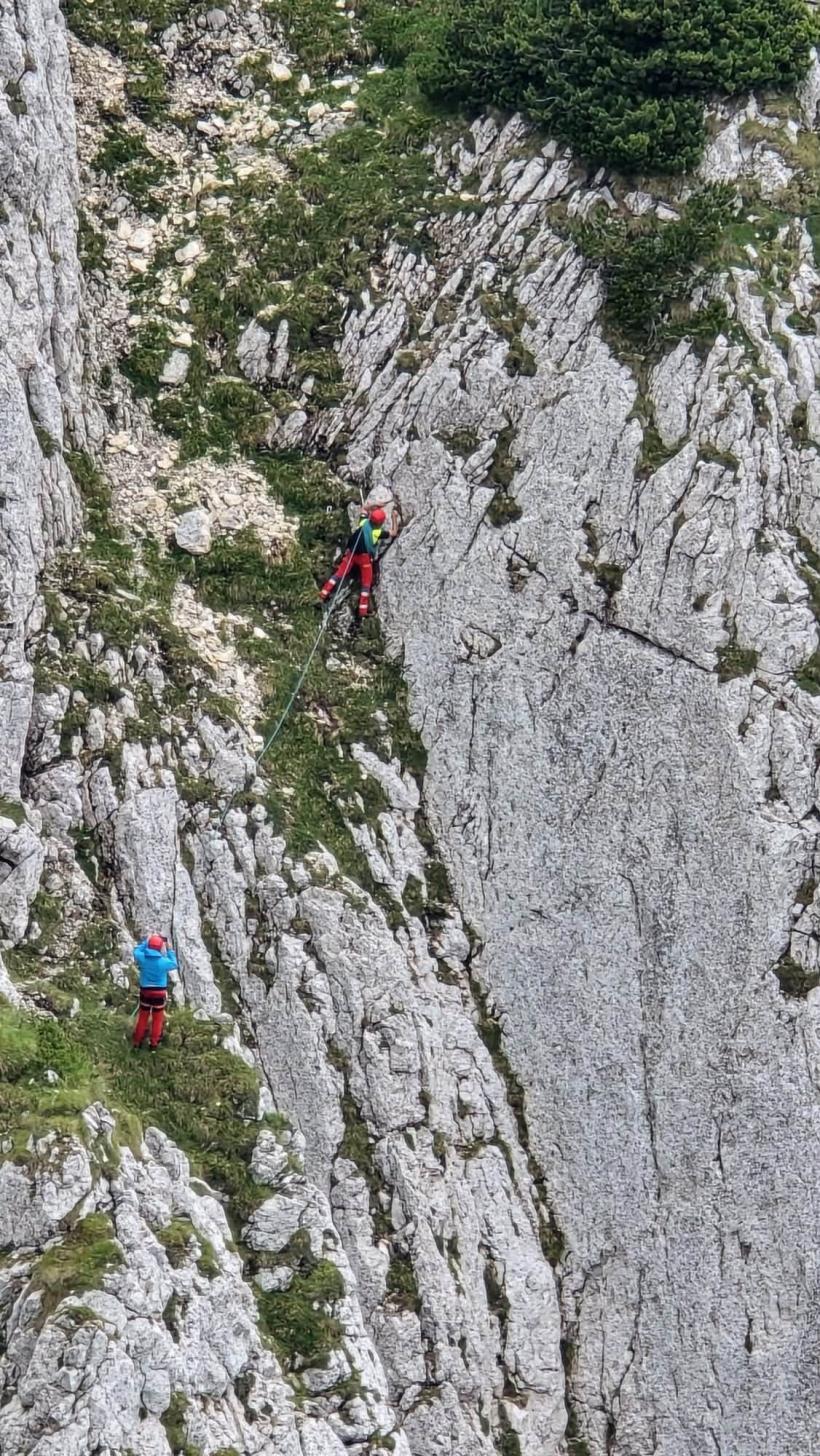 Fără hamuri, fără coardă, fără minte: Patru turiști au vrut să scurteze traseul pe Piatra Craiului și au ajuns atârnați pe un perete de stâncă 19019906