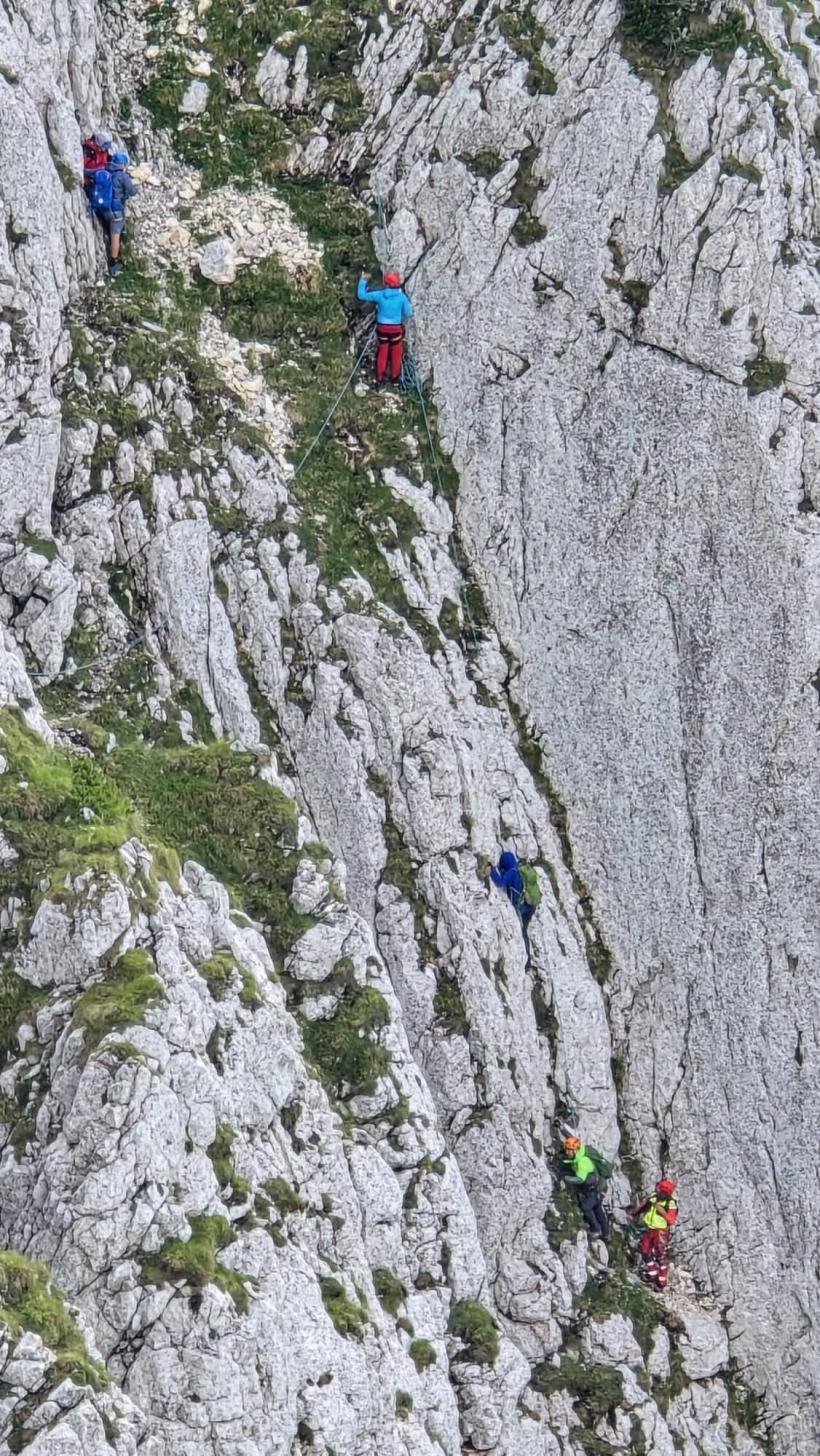 Fără hamuri, fără coardă, fără minte: Patru turiști au vrut să scurteze traseul pe Piatra Craiului și au ajuns atârnați pe un perete de stâncă 19019907