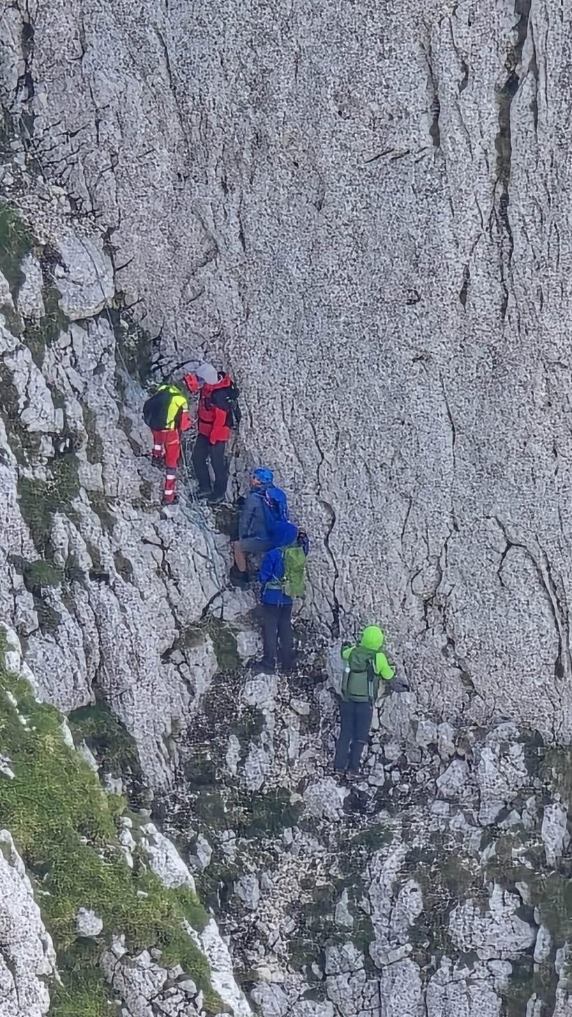 Fără hamuri, fără coardă, fără minte: Patru turiști au vrut să scurteze traseul pe Piatra Craiului și au ajuns atârnați pe un perete de stâncă 19019908