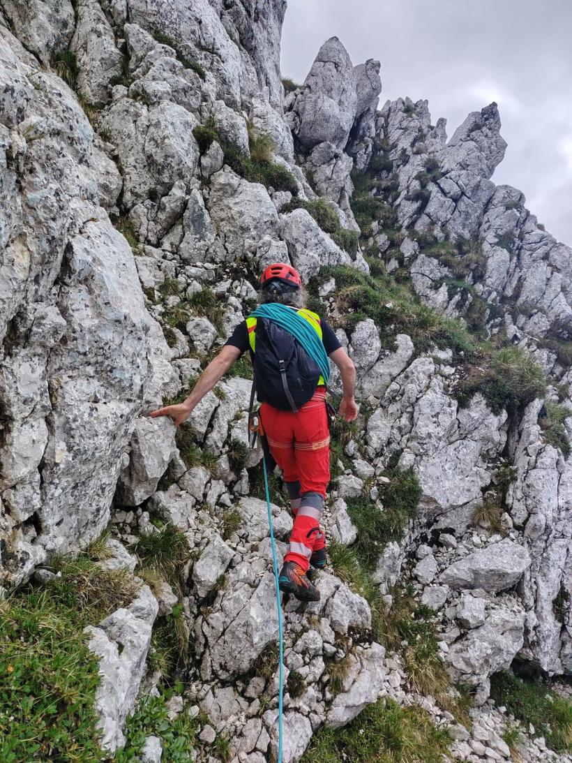 Fără hamuri, fără coardă, fără minte: Patru turiști au vrut să scurteze traseul pe Piatra Craiului și au ajuns atârnați pe un perete de stâncă 19019909