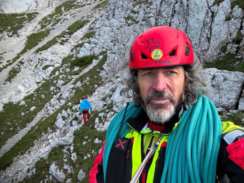 Fără hamuri, fără coardă, fără minte: Patru turiști au vrut să scurteze traseul pe Piatra Craiului și au ajuns atârnați pe un perete de stâncă 19019910