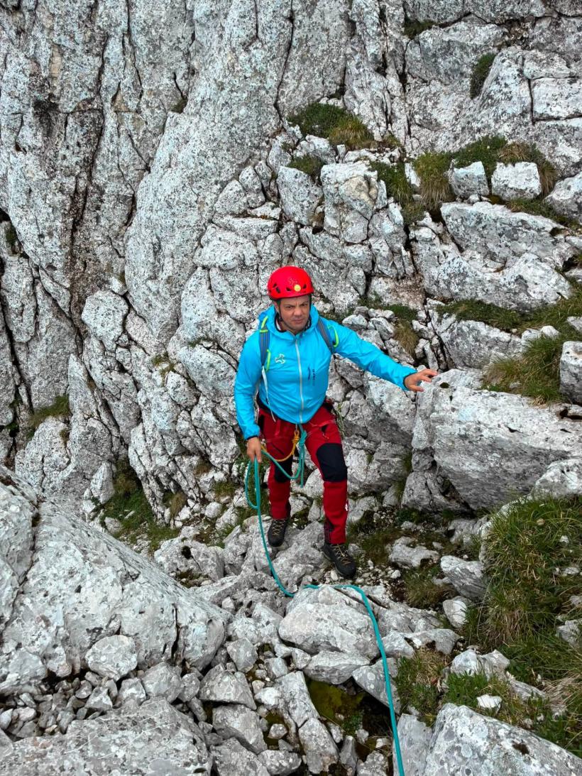 Fără hamuri, fără coardă, fără minte: Patru turiști au vrut să scurteze traseul pe Piatra Craiului și au ajuns atârnați pe un perete de stâncă 19019911