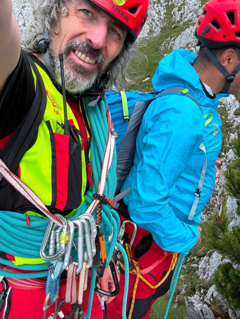 Fără hamuri, fără coardă, fără minte: Patru turiști au vrut să scurteze traseul pe Piatra Craiului și au ajuns atârnați pe un perete de stâncă 19019912