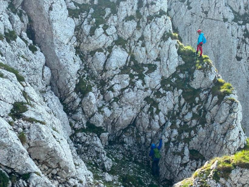 Fără hamuri, fără coardă, fără minte: Patru turiști au vrut să scurteze traseul pe Piatra Craiului și au ajuns atârnați pe un perete de stâncă 19019914