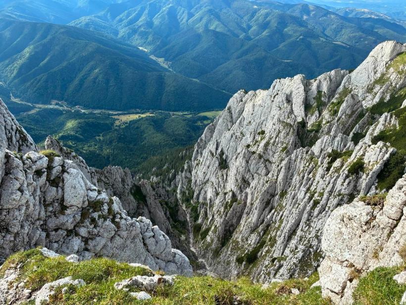 Fără hamuri, fără coardă, fără minte: Patru turiști au vrut să scurteze traseul pe Piatra Craiului și au ajuns atârnați pe un perete de stâncă 19019915