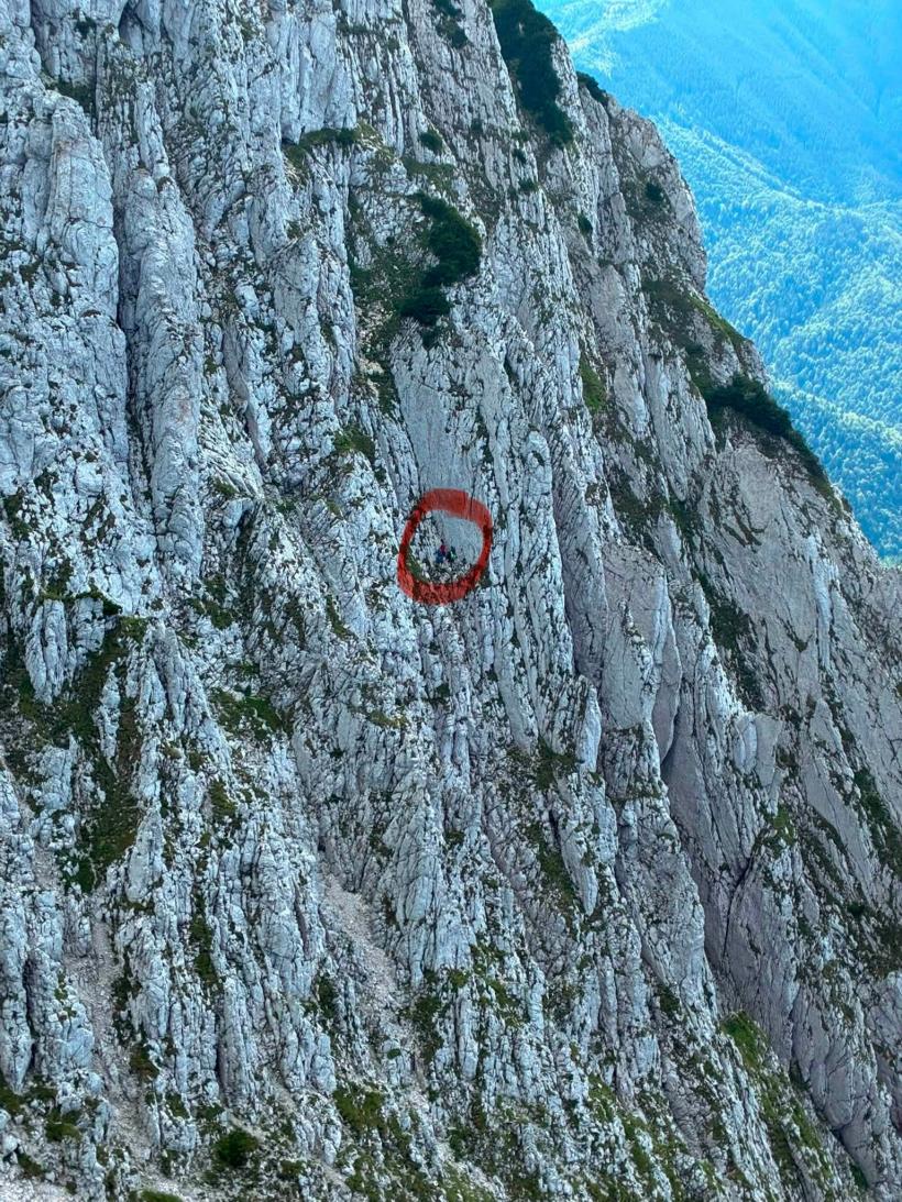 Fără hamuri, fără coardă, fără minte: Patru turiști au vrut să scurteze traseul pe Piatra Craiului și au ajuns atârnați pe un perete de stâncă 19019916