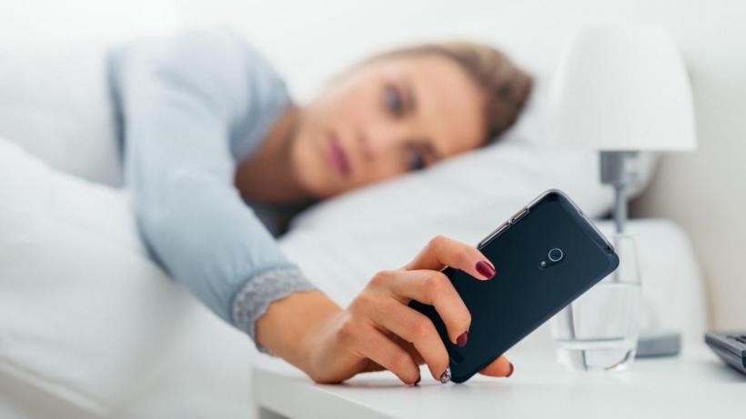 Stai ore întregi pe telefon? Text neck și alte 5 efecte secundare după scroll excesiv