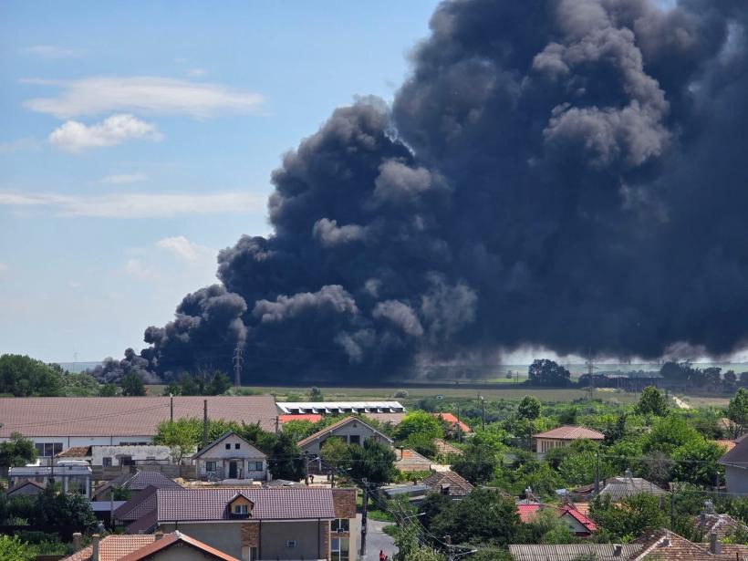 Incendiu uriaș după accidentul dintre o autocisternă cu benzină și un buldoexcavator pe DN2A, la Hârșova. A fost instituit un perimetru de siguranță de 800 de metri