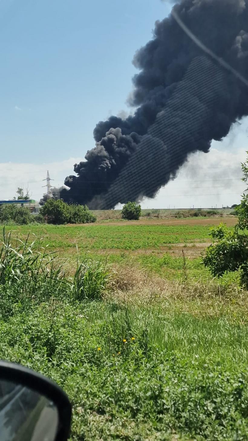 Incendiu uriaș după accidentul dintre o autocisternă cu benzină și un buldoexcavator pe DN2A, la Hârșova. A fost instituit un perimetru de siguranță de 800 de metri 19020162