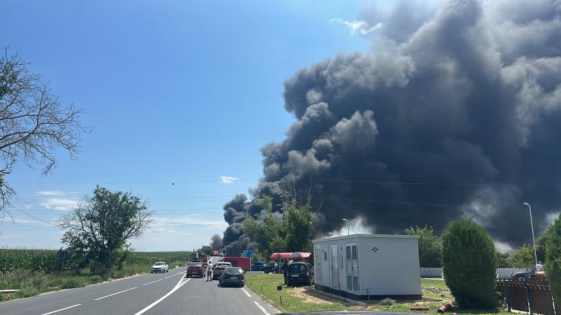 Incendiu uriaș după accidentul dintre o autocisternă cu benzină și un buldoexcavator pe DN2A, la Hârșova. A fost instituit un perimetru de siguranță de 800 de metri 19020163