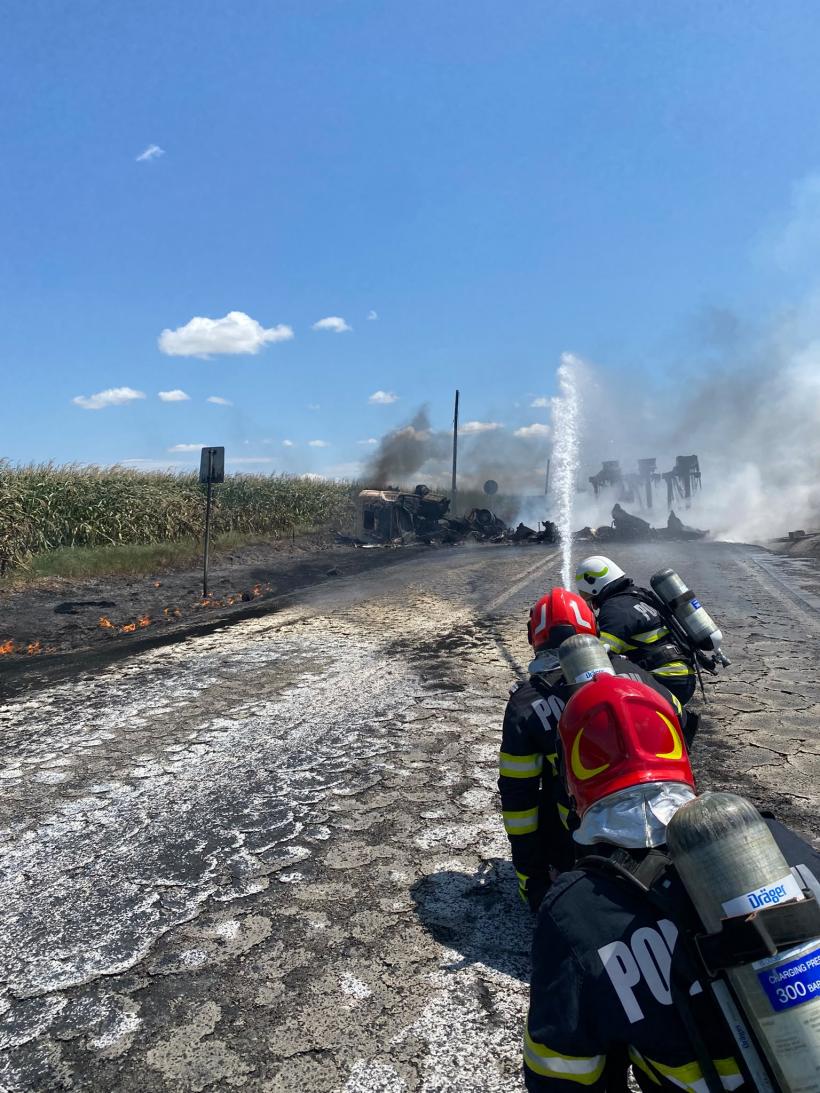 Incendiu uriaș după accidentul dintre o autocisternă cu benzină și un buldoexcavator pe DN2A, la Hârșova. A fost instituit un perimetru de siguranță de 800 de metri 19020164