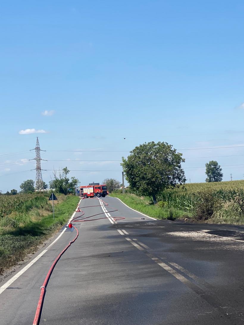 Incendiu uriaș după accidentul dintre o autocisternă cu benzină și un buldoexcavator pe DN2A, la Hârșova. A fost instituit un perimetru de siguranță de 800 de metri 19020165