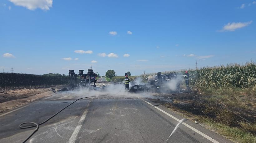 Incendiu uriaș după accidentul dintre o autocisternă cu benzină și un buldoexcavator pe DN2A, la Hârșova. A fost instituit un perimetru de siguranță de 800 de metri 19020167