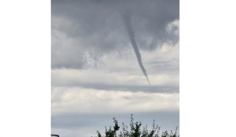 Fenomen meteo rar la Ploiești. O pâlnie de tornadă a fost surprinsă în timpul furtunii