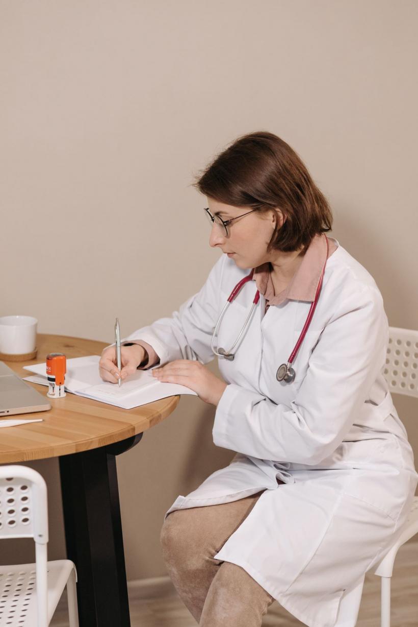 Ce nu ai voie să faci în concediul medical: angajatorul te poate concedia sau nu?