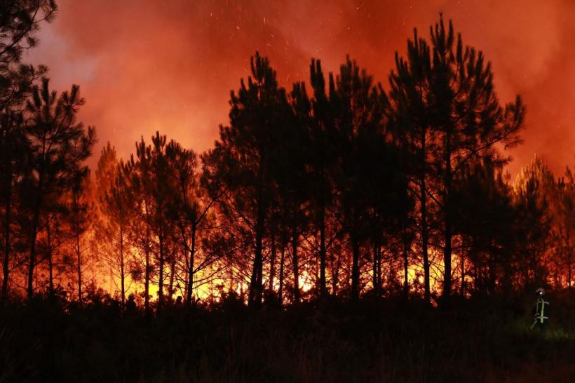 Incendiu uriaș în sud-vestul Franței. Mii de pompieri și zeci de aeronave au acționat pentru stingerea flăcărilor 19020324