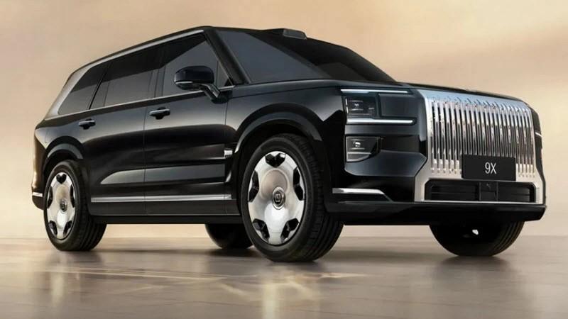 Un SUV chinezesc de lux a decis, singur, că proprietarul lui nu are voie să plece din China într-o expediție spre Europa 19020308