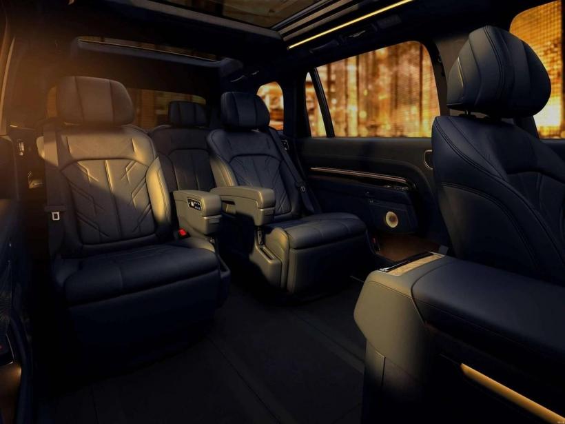 Un SUV chinezesc de lux a decis, singur, că proprietarul lui nu are voie să plece din China într-o expediție spre Europa 19020309