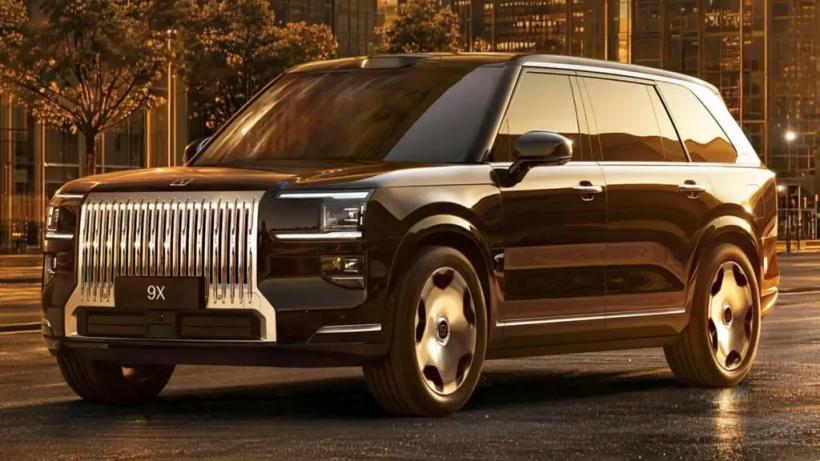 Un SUV chinezesc de lux a decis, singur, că proprietarul lui nu are voie să plece din China într-o expediție spre Europa 19020312