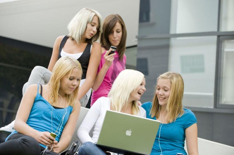 Cât de eficiente sunt restricțiile pe rețelele sociale? Adolescenții reacționează la noile măsuri