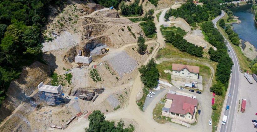 Case crăpate și drumuri rupte de camioanele care construiesc autostrăzi