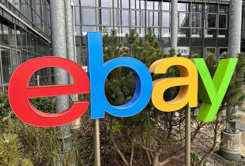 Directori eBay au trimis insecte vii, un cap de porc și o coroană funerară unei familii care a criticat compania