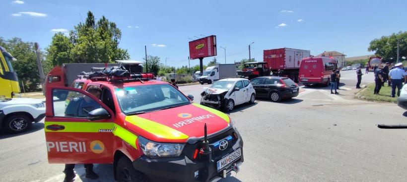 În drum spre incendiile din Grecia, pompierii români au intervenit la un grav accident rutier 19020561