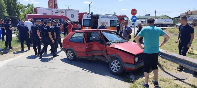 În drum spre incendiile din Grecia, pompierii români au intervenit la un grav accident rutier 19020563
