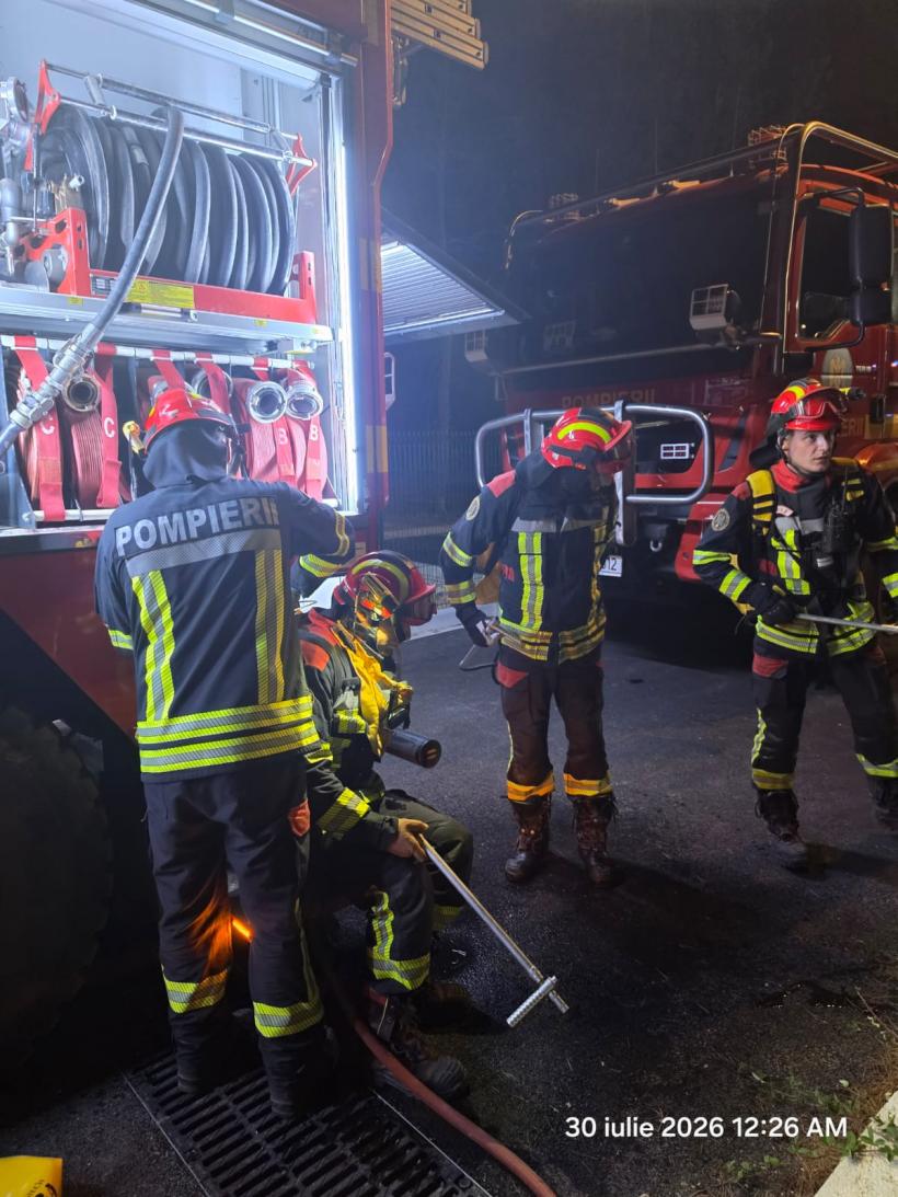 Pompierii români sting incendii pentru a salva locuințele francezilor 19020467
