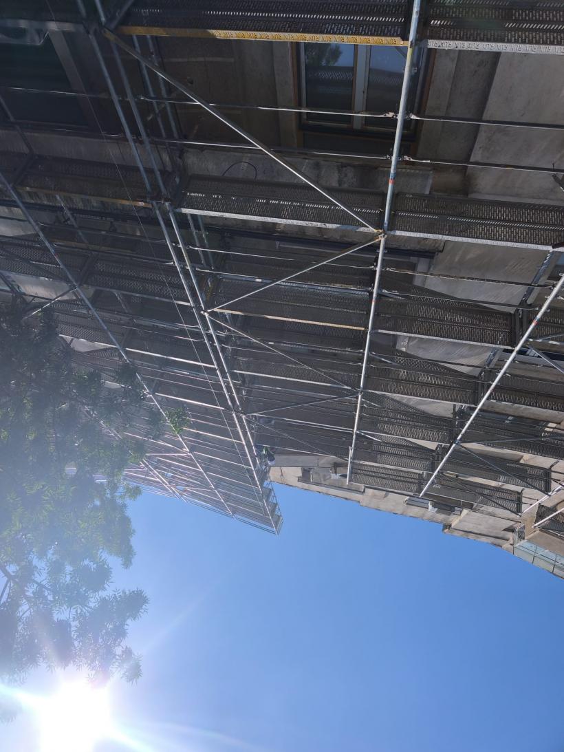 REPORTAJ: Salahor pentru o zi în construcții. ​​​​​​​Când ridici 180 de găleți cu ciment până acolo unde începe cerul și n-ai ce pune pe masă 19020344