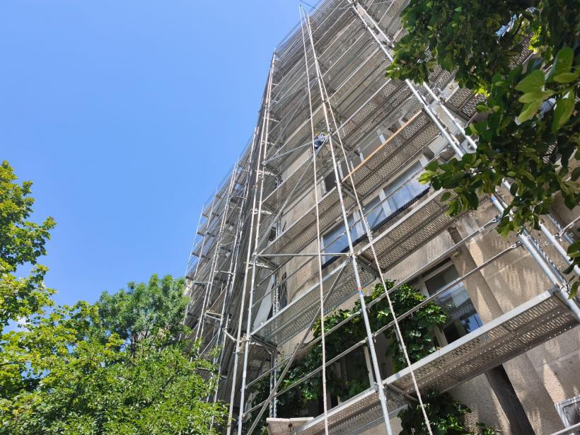 REPORTAJ: Salahor pentru o zi în construcții. ​​​​​​​Când ridici 180 de găleți cu ciment până acolo unde începe cerul și n-ai ce pune pe masă 19020345