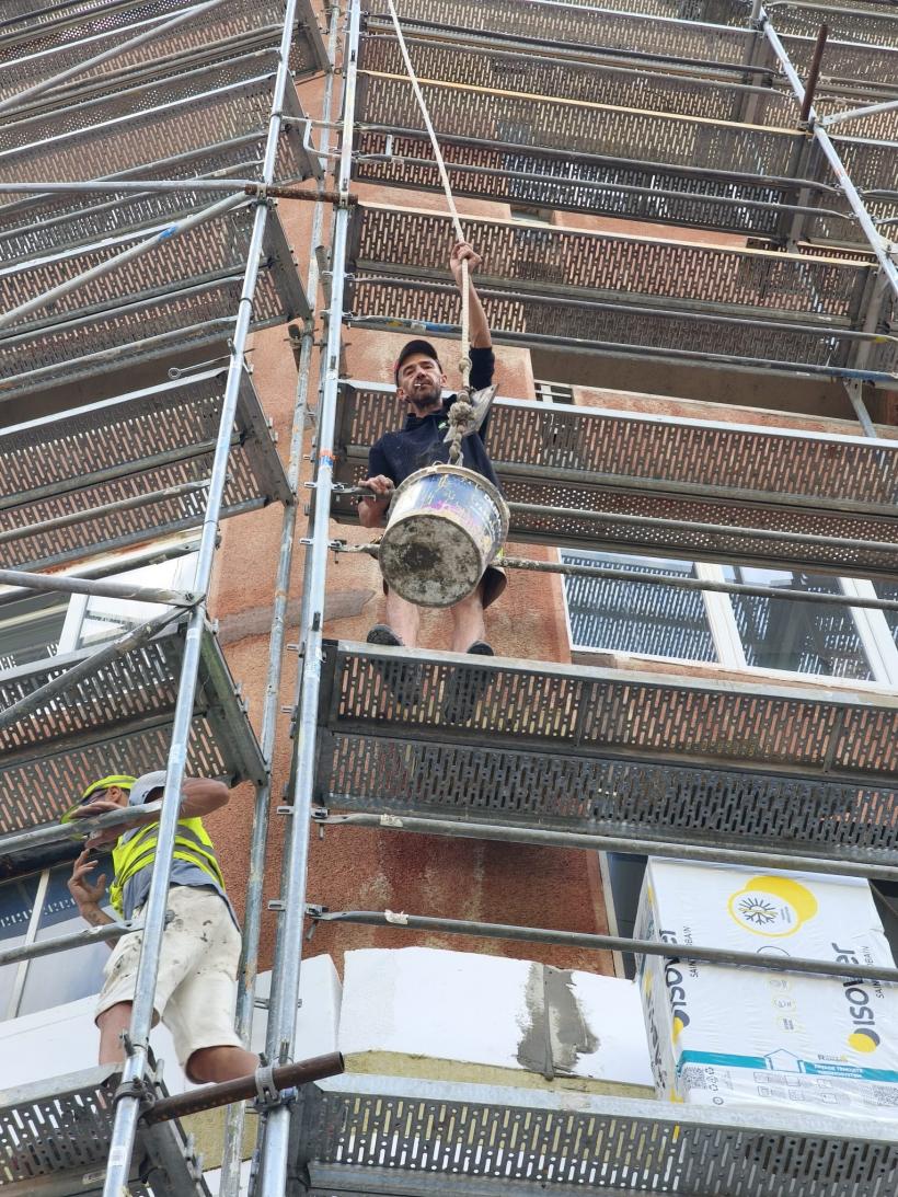 REPORTAJ: Salahor pentru o zi în construcții. ​​​​​​​Când ridici 180 de găleți cu ciment până acolo unde începe cerul și n-ai ce pune pe masă 19020348