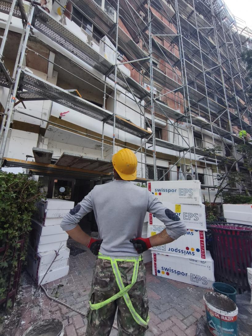 REPORTAJ: Salahor pentru o zi în construcții. ​​​​​​​Când ridici 180 de găleți cu ciment până acolo unde începe cerul și n-ai ce pune pe masă 19020349