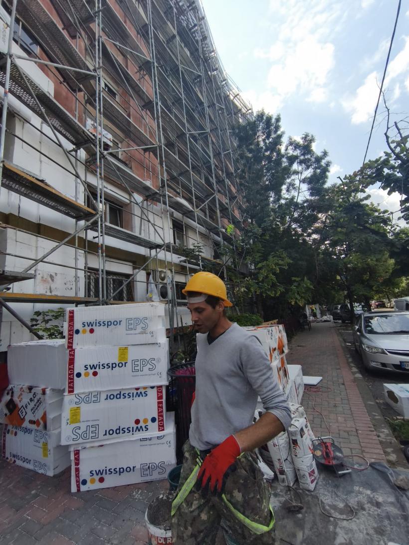 REPORTAJ: Salahor pentru o zi în construcții. ​​​​​​​Când ridici 180 de găleți cu ciment până acolo unde începe cerul și n-ai ce pune pe masă 19020351