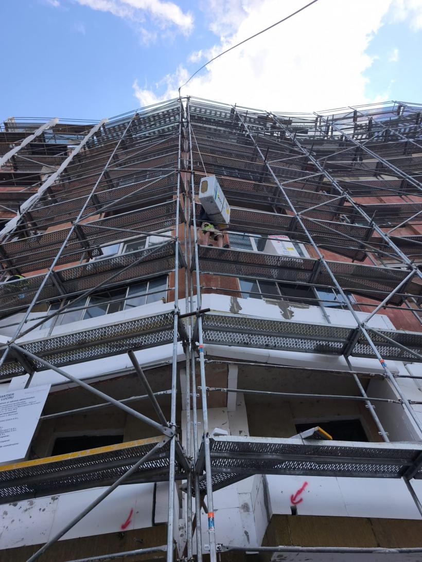 REPORTAJ: Salahor pentru o zi în construcții. ​​​​​​​Când ridici 180 de găleți cu ciment până acolo unde începe cerul și n-ai ce pune pe masă 19020352