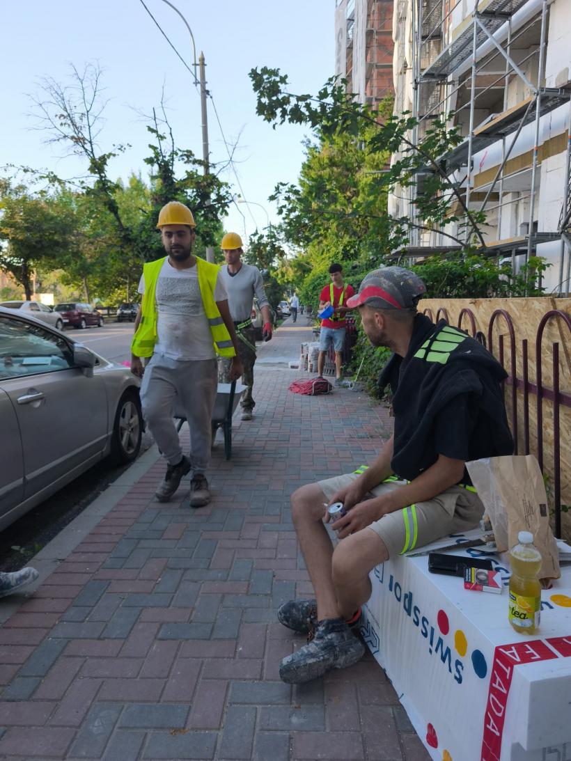 REPORTAJ: Salahor pentru o zi în construcții. ​​​​​​​Când ridici 180 de găleți cu ciment până acolo unde începe cerul și n-ai ce pune pe masă 19020353
