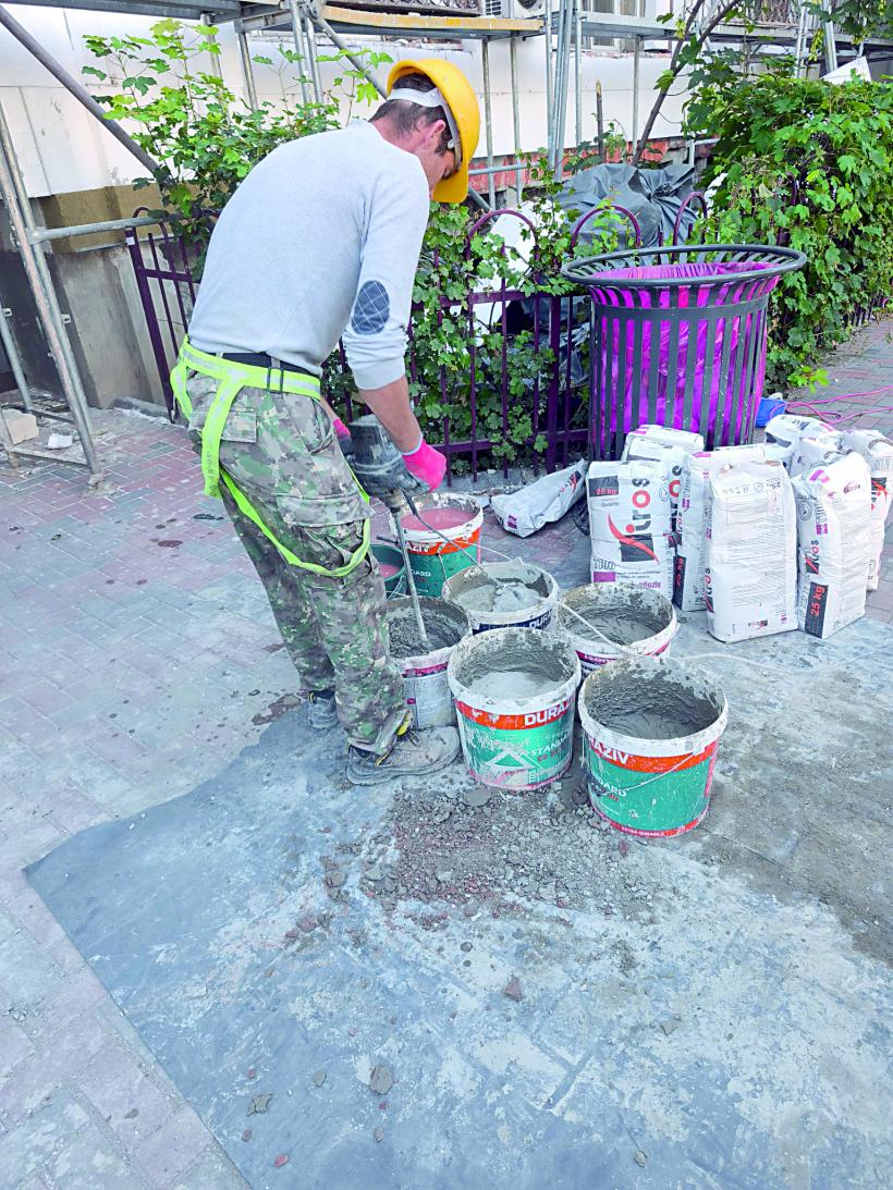 REPORTAJ: Salahor pentru o zi în construcții. ​​​​​​​Când ridici 180 de găleți cu ciment până acolo unde începe cerul și n-ai ce pune pe masă 19020356
