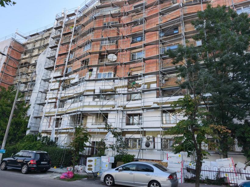 REPORTAJ: Salahor pentru o zi în construcții. ​​​​​​​Când ridici 180 de găleți cu ciment până acolo unde începe cerul și n-ai ce pune pe masă 19020357