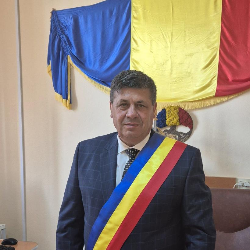 Un primar AUR a fost găsit spânzurat în pod
