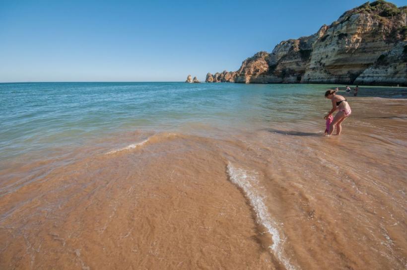 Canicula schimbă regulile la plajă: Măsuri simple care pot preveni infecțiile