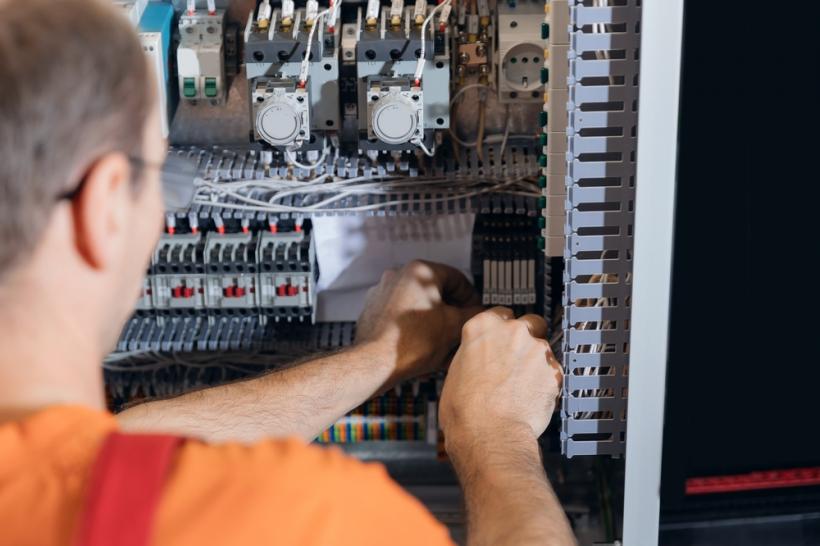 Relee, contactori și butoane: soluții de automatizare pentru instalații industriale și rezidențiale