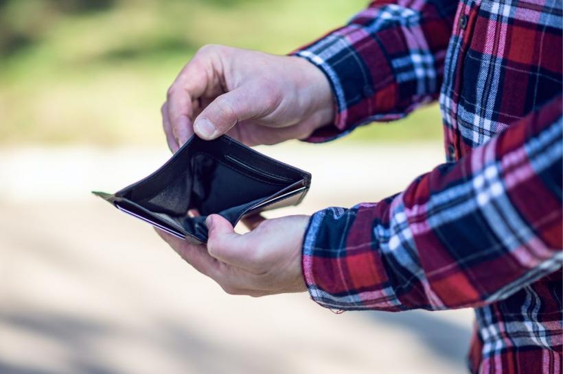 Românii au printre cele mai mici salarii din UE. Majorările rapide nu-i ajută pe angajați
