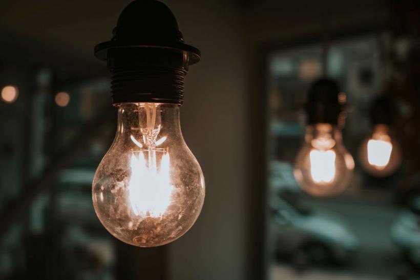 România intră în stare de alertă energetică în august. Ce se întâmplă cu energia, Cernavodă și facturile românilor